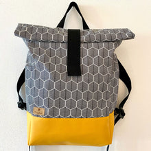 Laden Sie das Bild in den Galerie-Viewer, Rolltop-Rucksack